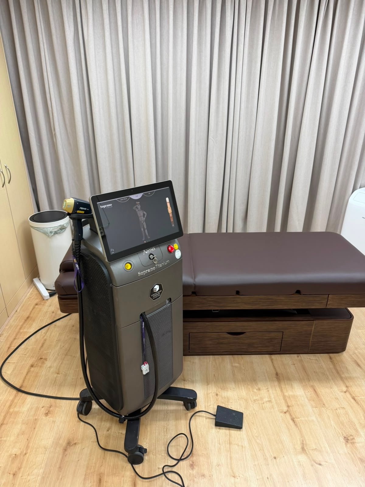 De Alma Soprano Titanium diodelaser naast de behandelbank in Hairless Skin Clinic