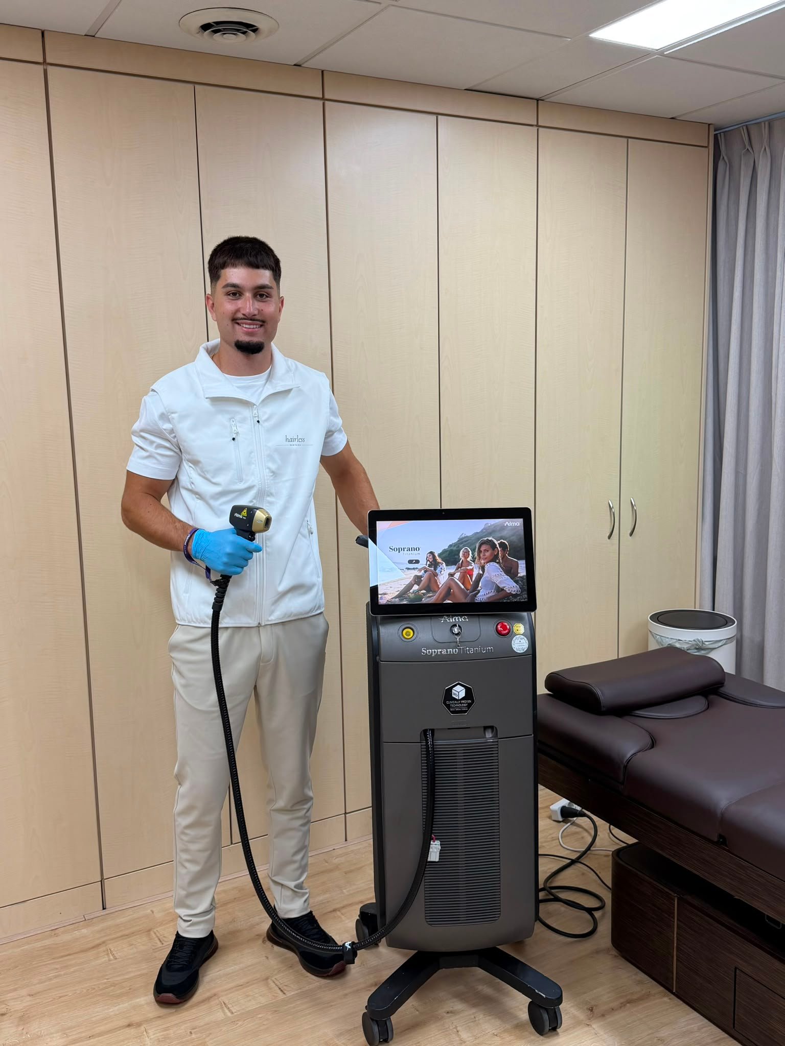 Behandelaar van Hairless Skin Clinic met de Alma Soprano Titanium laser, klaar voor een persoonlijke behandeling