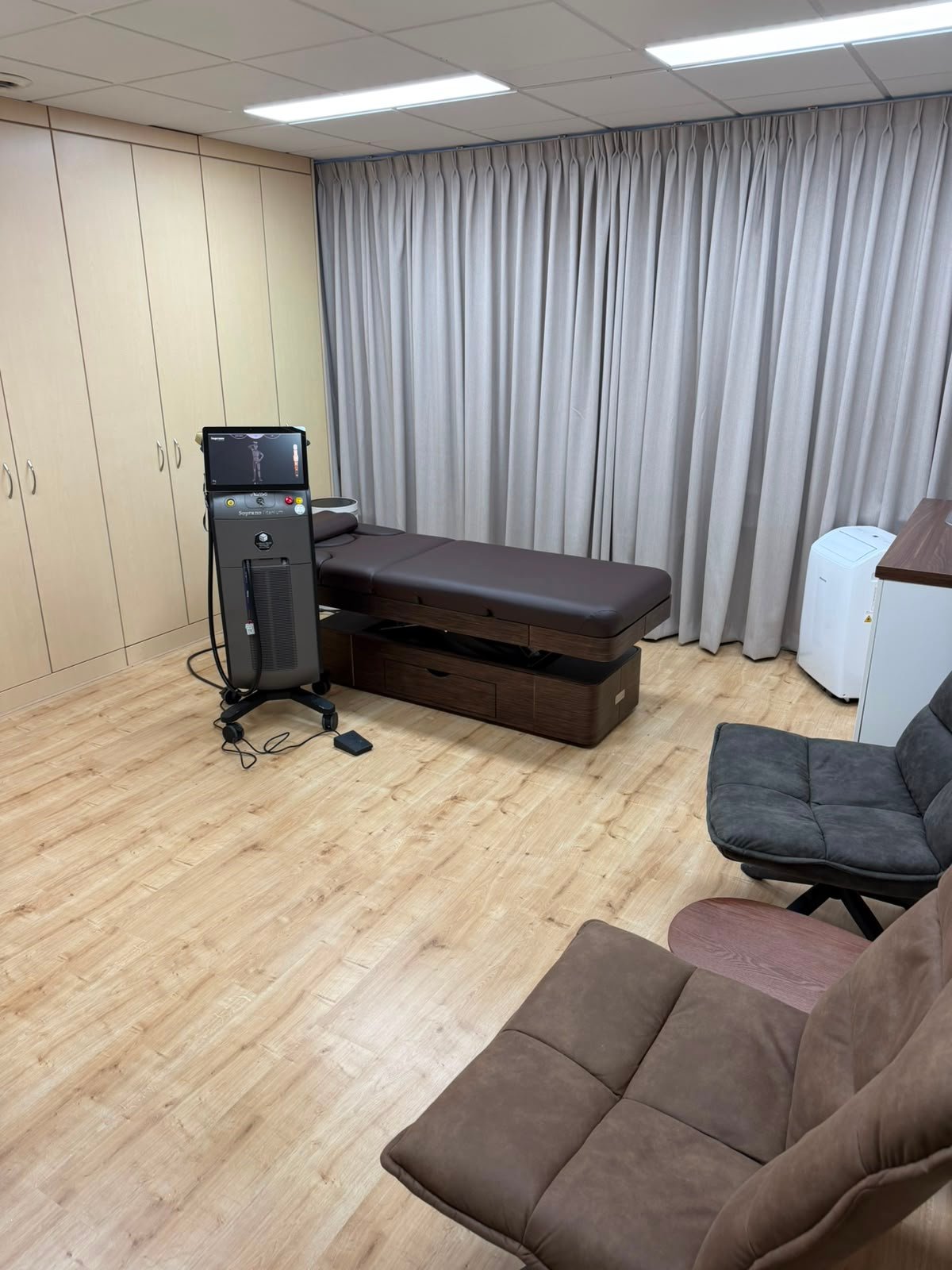 Behandelkamer van Hairless Skin Clinic in Middelburg met de Alma Soprano Titanium laser